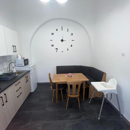 Rad-Var Apartmanhaz Егер Екстериор снимка
