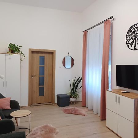 Rad-Var Apartmanhaz Егер Екстериор снимка