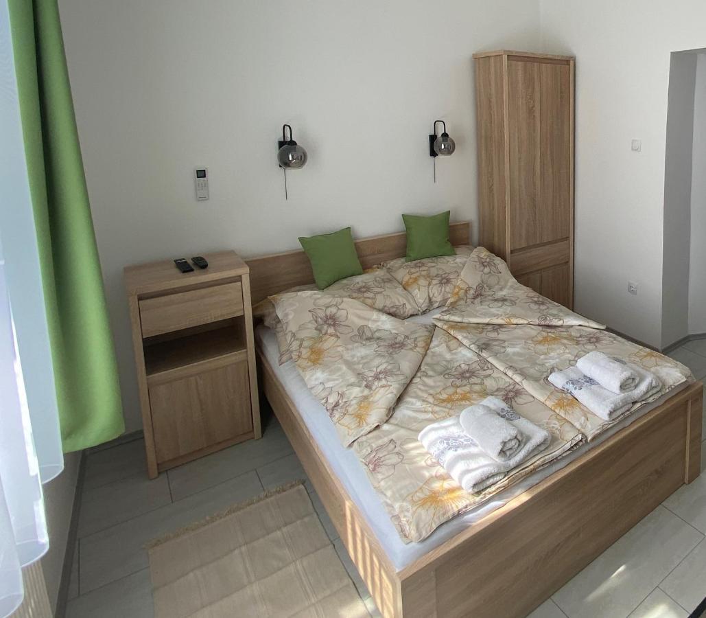 Rad-Var Apartmanhaz Егер Екстериор снимка