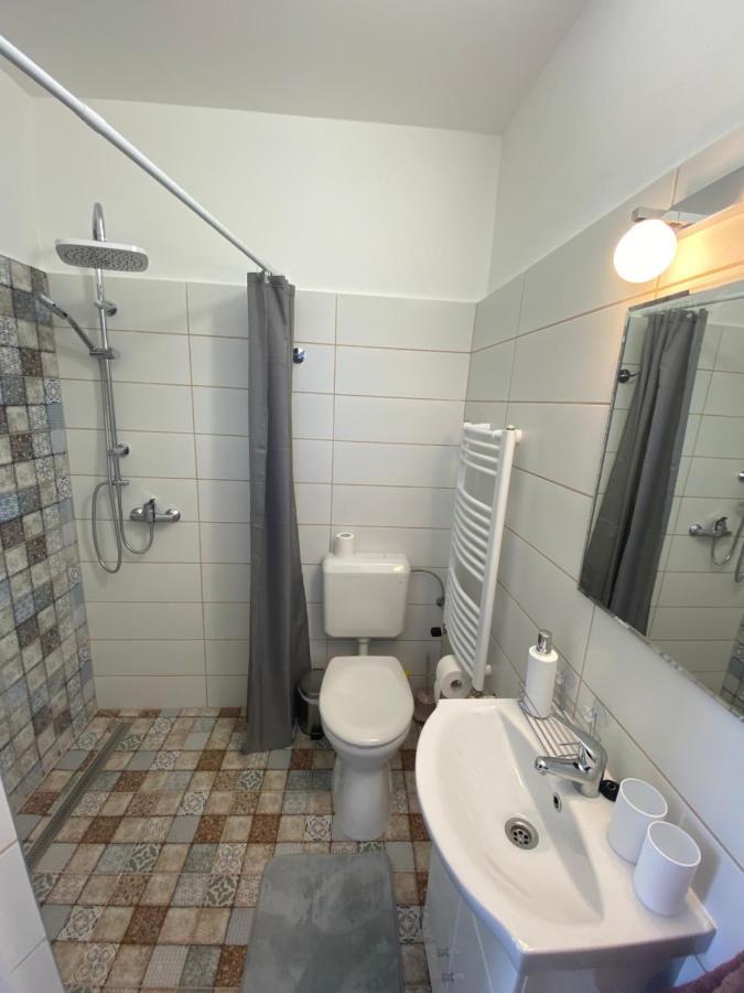 Rad-Var Apartmanhaz Егер Екстериор снимка