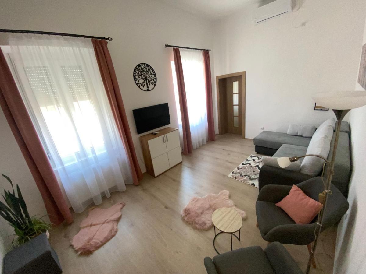 Rad-Var Apartmanhaz Егер Екстериор снимка