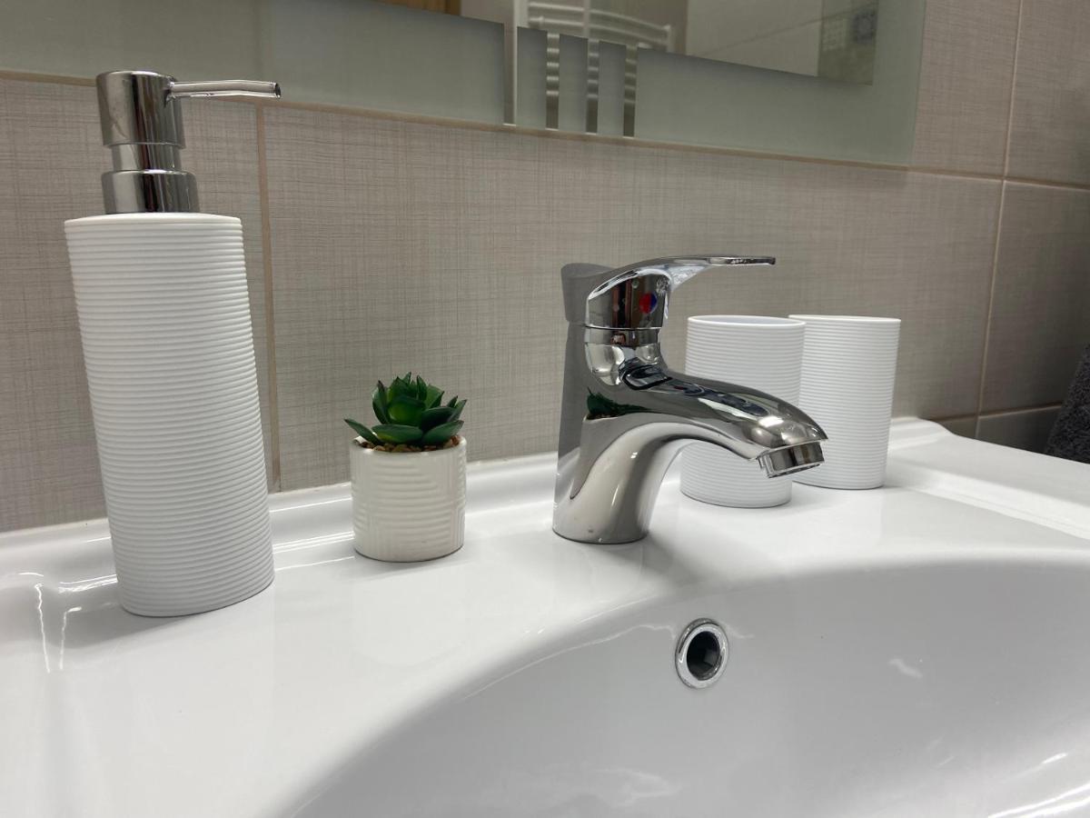Rad-Var Apartmanhaz Егер Екстериор снимка