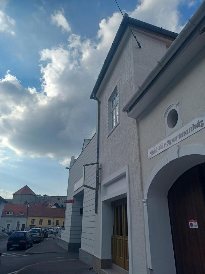 Rad-Var Apartmanhaz Егер Екстериор снимка