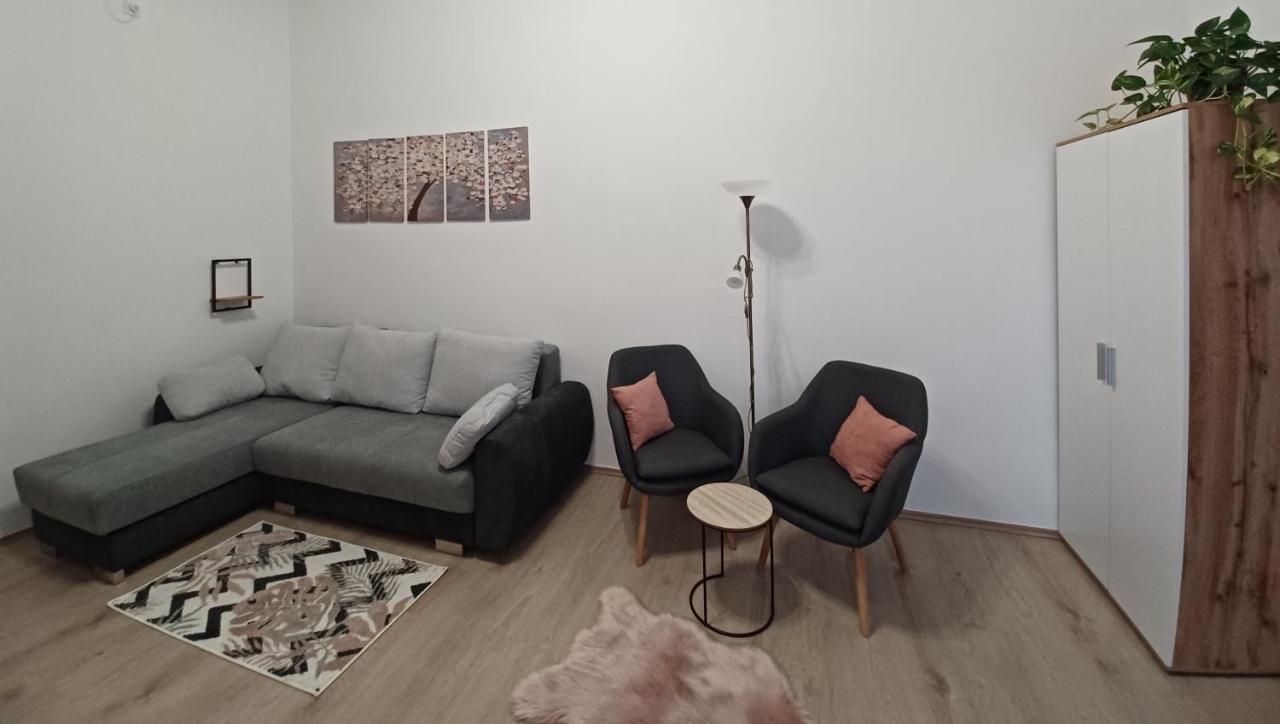 Rad-Var Apartmanhaz Егер Екстериор снимка