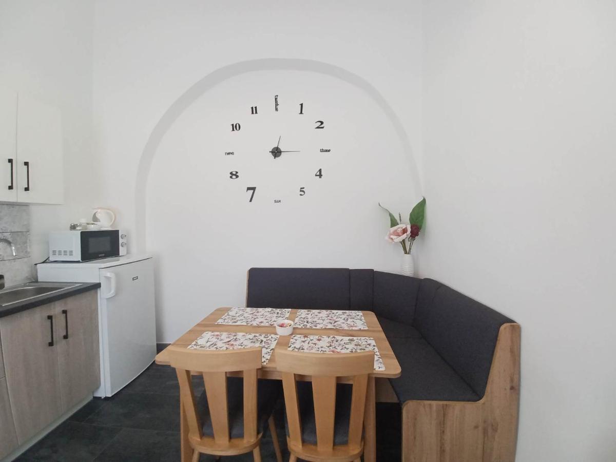 Rad-Var Apartmanhaz Егер Екстериор снимка