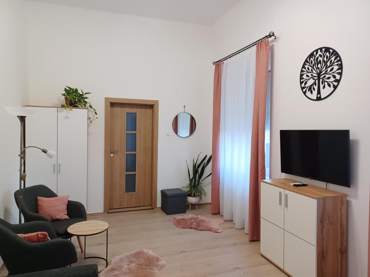Rad-Var Apartmanhaz Егер Екстериор снимка