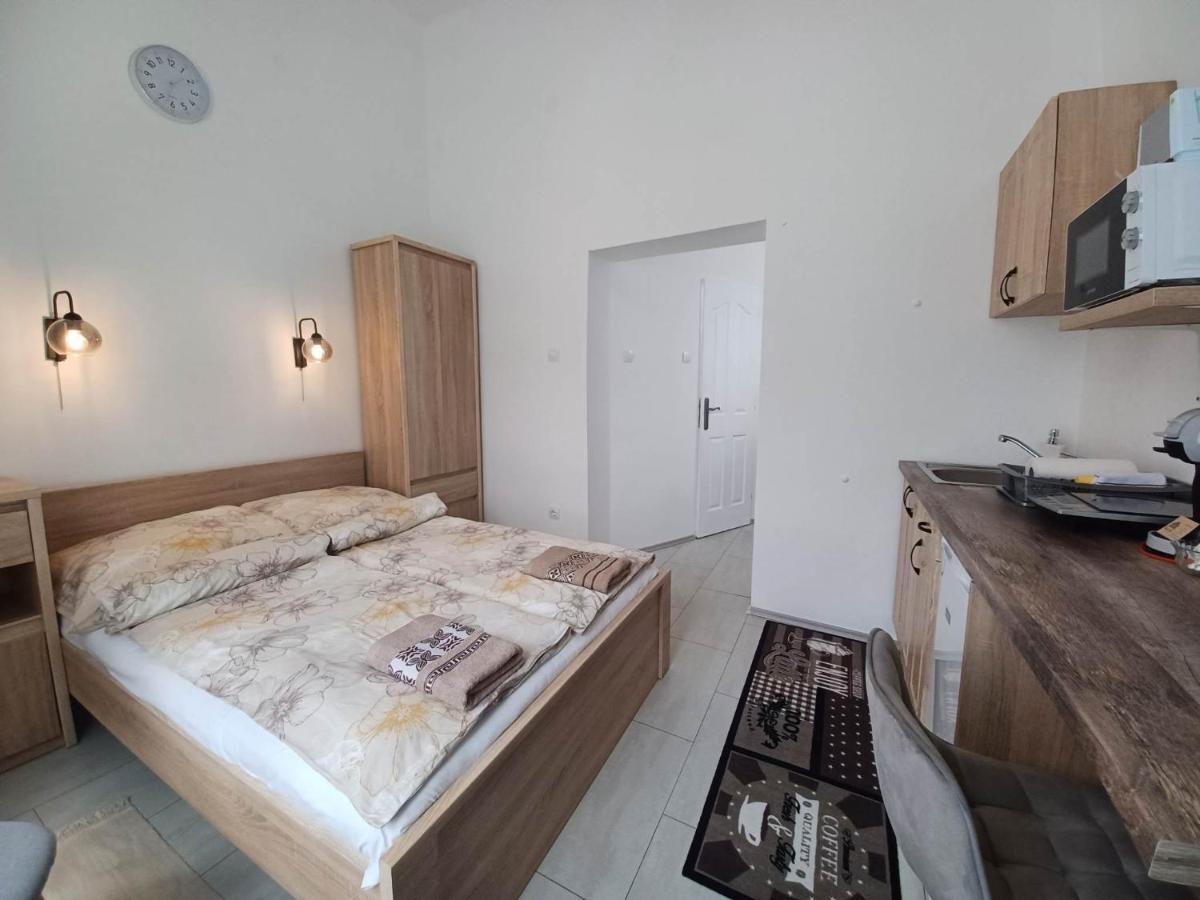 Rad-Var Apartmanhaz Егер Екстериор снимка