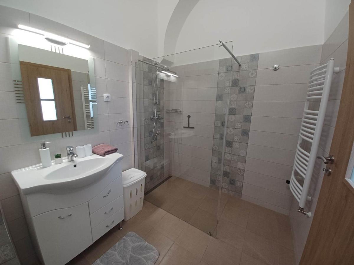 Rad-Var Apartmanhaz Егер Екстериор снимка