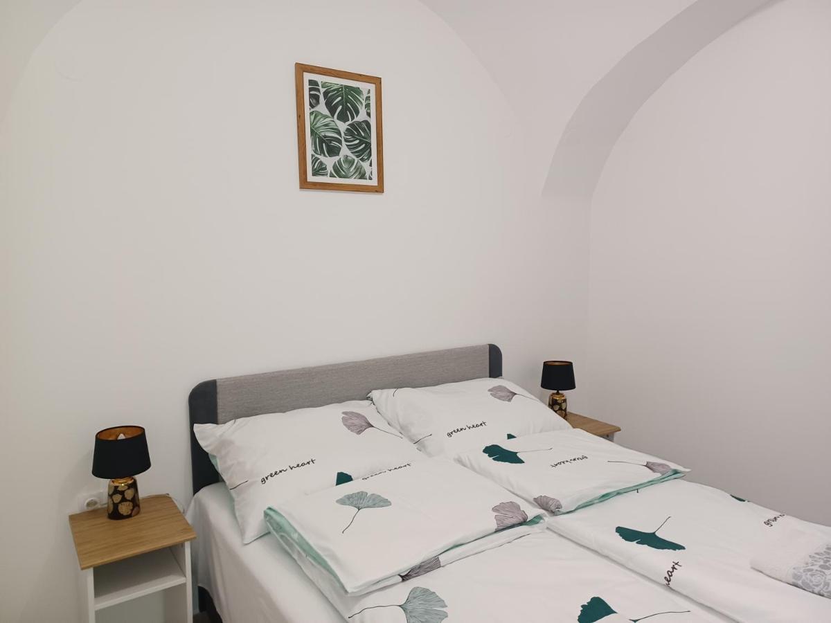 Rad-Var Apartmanhaz Егер Екстериор снимка