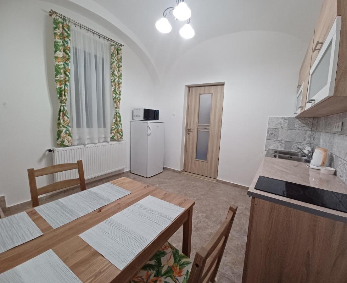 Rad-Var Apartmanhaz Егер Екстериор снимка