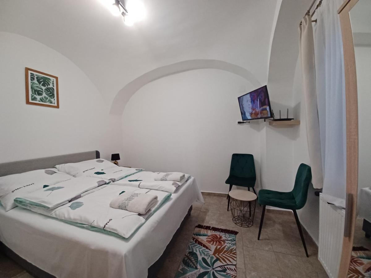 Rad-Var Apartmanhaz Егер Екстериор снимка