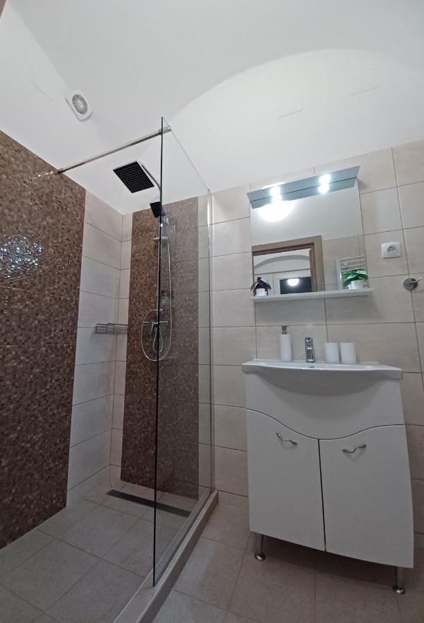 Rad-Var Apartmanhaz Егер Екстериор снимка